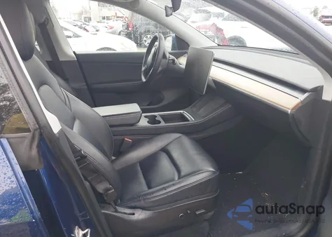 2021 Tesla Model Y Long Range Dual Motor All-Wheel Drive z USA, uszkodzony, nr VIN 5YJYGDEEXMF153096